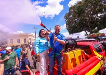 Em Maués, governador Roberto Cidade entrega implementos agrícolas, kits para mototaxistas e reforça convênio para obras de pavimentação do município