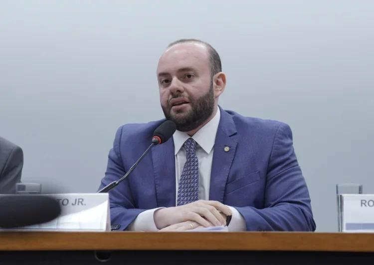 Fausto Jr. é coautor de PEC aprovada na CCJ que reduz o valor IPVA
