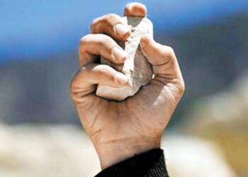 Mãe é agredida com voadora e pedradas pelo filho após pedir que ele procurasse emprego