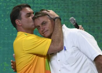 Alexandre de Moraes suspende visitas de Flávio a Bolsonaro