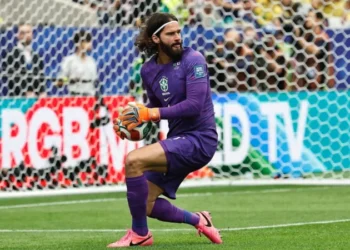 Clubes da Arábia Saudita monitoram Alisson, mas Liverpool não pretende negociar goleiro brasileiro