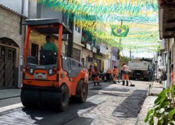 Operação “Tapa-Buracos” recupera rua no bairro da Paz, em Manaus
