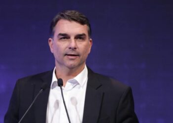 Flávio diz confiar no sistema eleitoral, mas não corrige dado falso