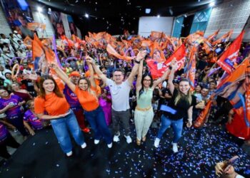 Ao lado de David Almeida, Katy Feitoza reúne cerca de 1,5 mil pessoas e lança candidatura a deputada estadual
