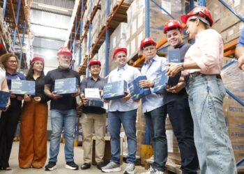 Governador Roberto Cidade acompanha início do envio de kits escolares, fardamentos e equipamentos para escolas do interior
