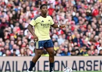 Arsenal leva golaço, perde para o Real Betis e brasileiro é vaiado