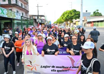 Mais de 500 mulheres ocupam ruas da Zona Leste de Manaus em caminhada contra violência e feminicídio