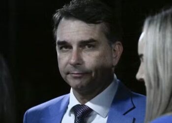 Flávio Bolsonaro tem candidatura travada após filiação ao Missão; TSE nega ataque hacker