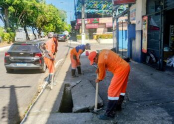 Seminf recupera caixa coletora obstruída por descarte irregular de lixo no bairro Redenção