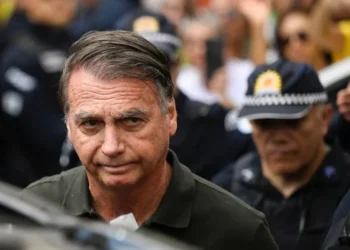 Bolsonaro passa por atendimento odontológico sob escolta após sentir incômodo ao mastigar