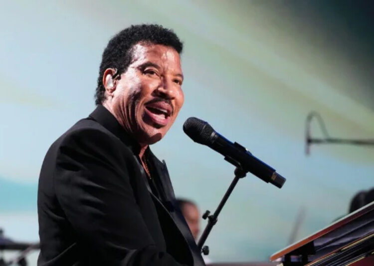 Lionel Richie é internado em UTI após passar mal durante show nos EUA